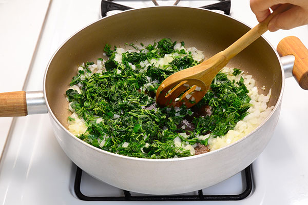 
              <i>Spanakopita</i> (Spinach and Cheese Pie) Step 3
      	