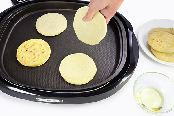 
              <i>Pupusas</i> (Griddle Cakes) Step 8
      	