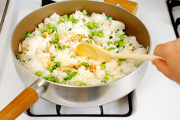 
              Shrimp <i>Yakimeshi</i>, Stir-Fried Rice Step 6
      	