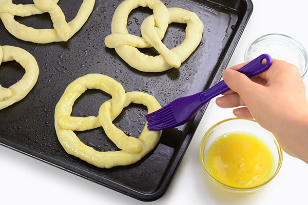 
              Soft Pretzel Trio Step 6
      	