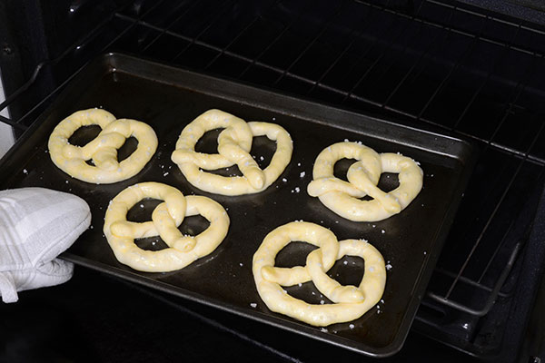 
              Soft Pretzel Trio Step 8
      	