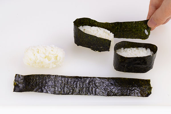 
              <i>Gunkan-maki Sushi</i> Step 6
      	