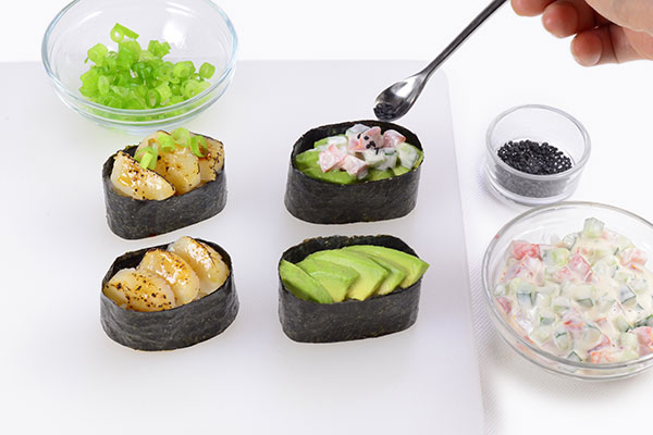 
              <i>Gunkan-maki Sushi</i> Step 7
      	