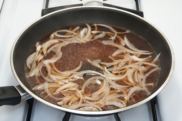 
              Classic <i>Katsu-Don</i> (Pork Cutlet Bowl) Step 4
      	