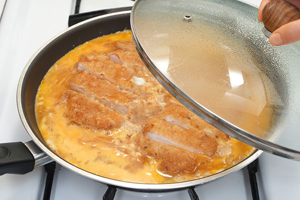 
              Classic <i>Katsu-Don</i> (Pork Cutlet Bowl) Step 5
      	