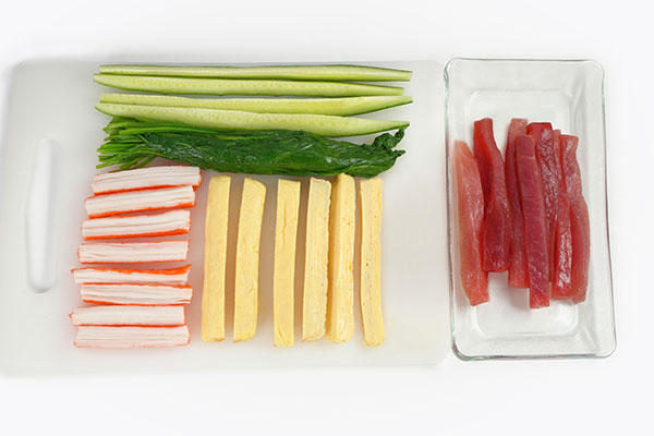 
              <i>Futomaki</i> (Thick Sushi Roll) Step 2
      	