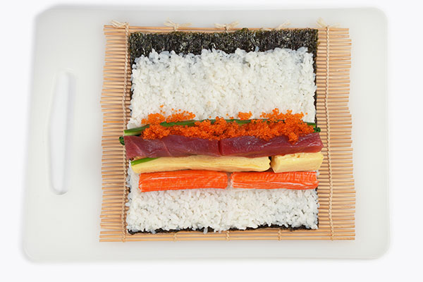
              <i>Futomaki</i> (Thick Sushi Roll) Step 3
      	
