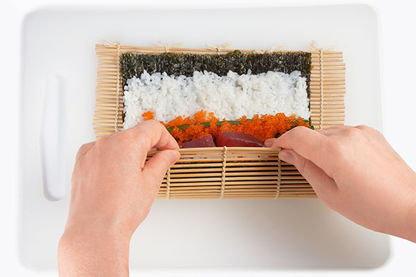 
              <i>Futomaki</i> (Thick Sushi Roll) Step 4
      	