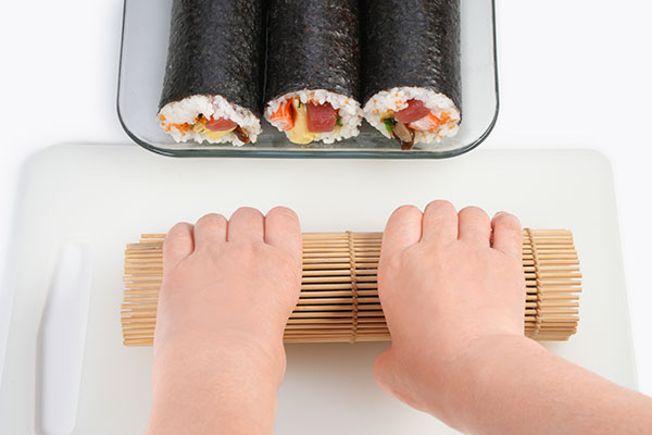 
              <i>Futomaki</i> (Thick Sushi Roll) Step 5
      	