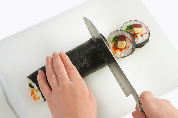 
              <i>Futomaki</i> (Thick Sushi Roll) Step 6
      	