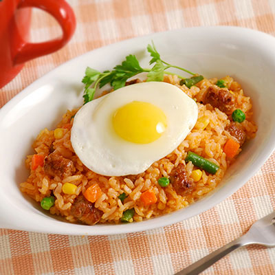 Zojirushi Recipe – Rice with Sausage, Onion, Ketchup and Sunny-Side-Up Egg