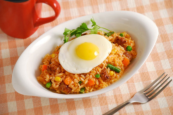 
              Rice with Sausage, Onion, Ketchup and Sunny-Side-Up Egg Step 7
      	