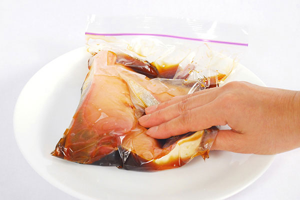 
              <i>Teriyaki</i> Yellowtail (Buri or Hamachi) Step 2
      	