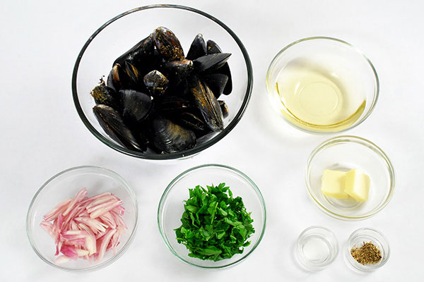 
            	<i>Moules au Vin Blanc</i> (Belgian Mussels)  Ingredients
      	