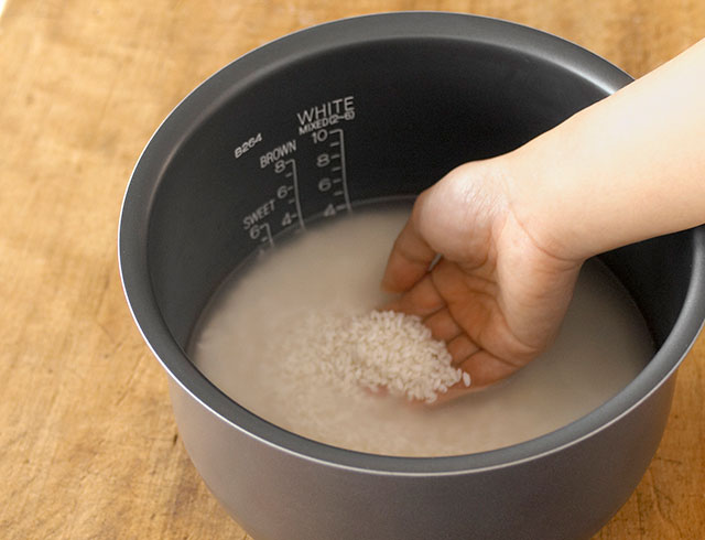 How to Make Japanese Rice: Washing, Cooking & More - JapanLivingGuide.net -  Living Guide in Japan