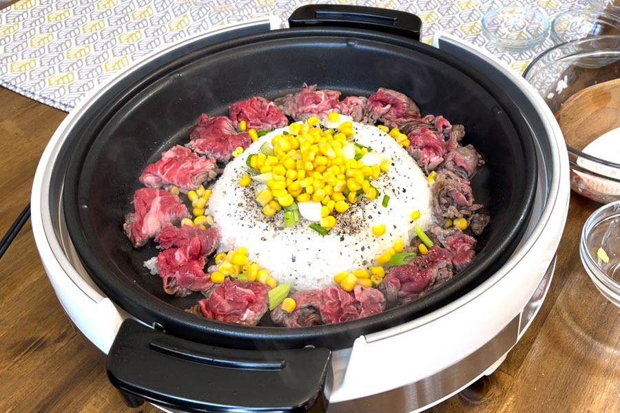https://www.zojirushi.com/blog/wp-content/uploads/2021/08/pepper-rice-1.jpg