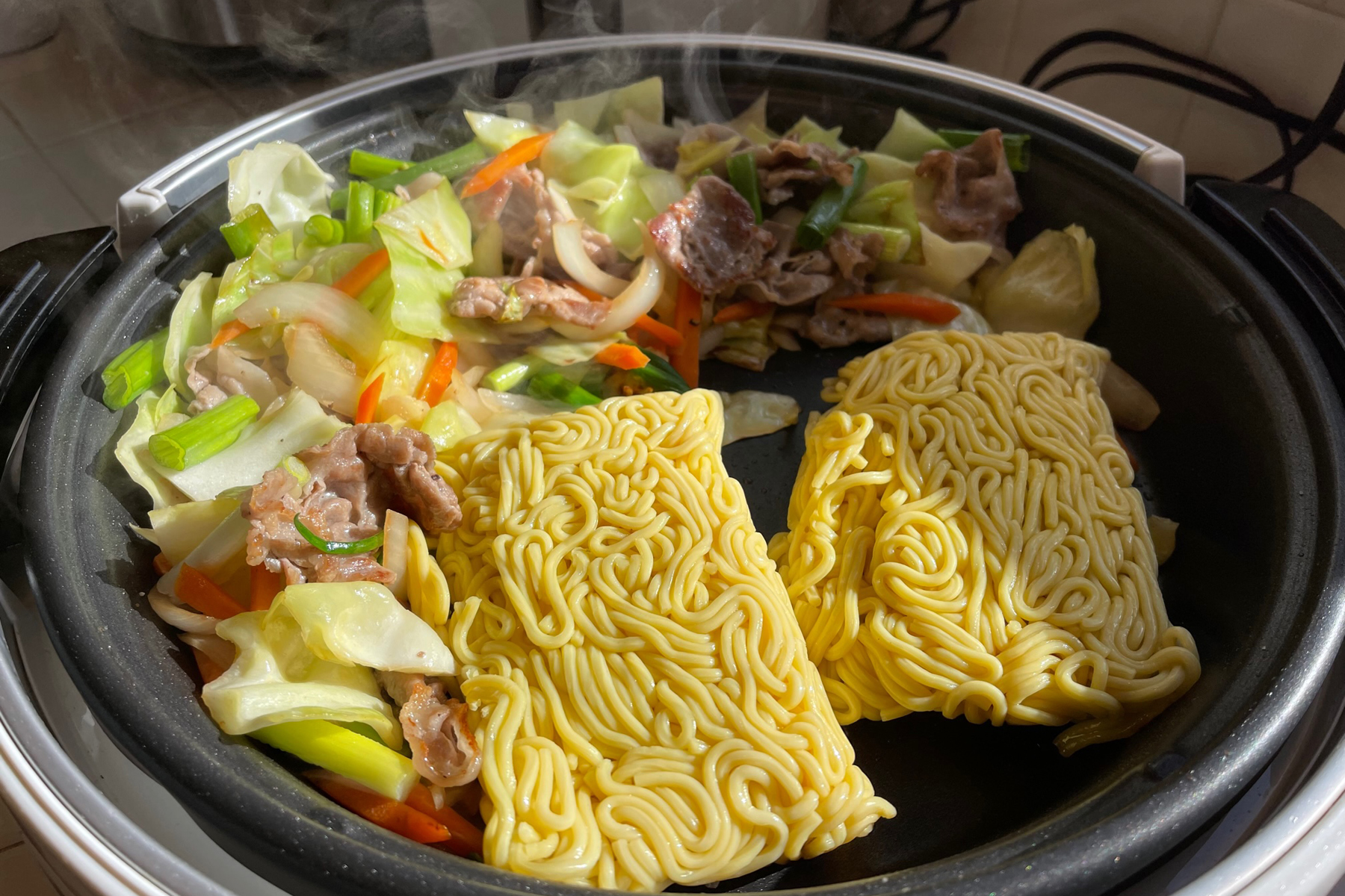 https://www.zojirushi.com/blog/wp-content/uploads/2023/03/yakisoba-cooking.jpg