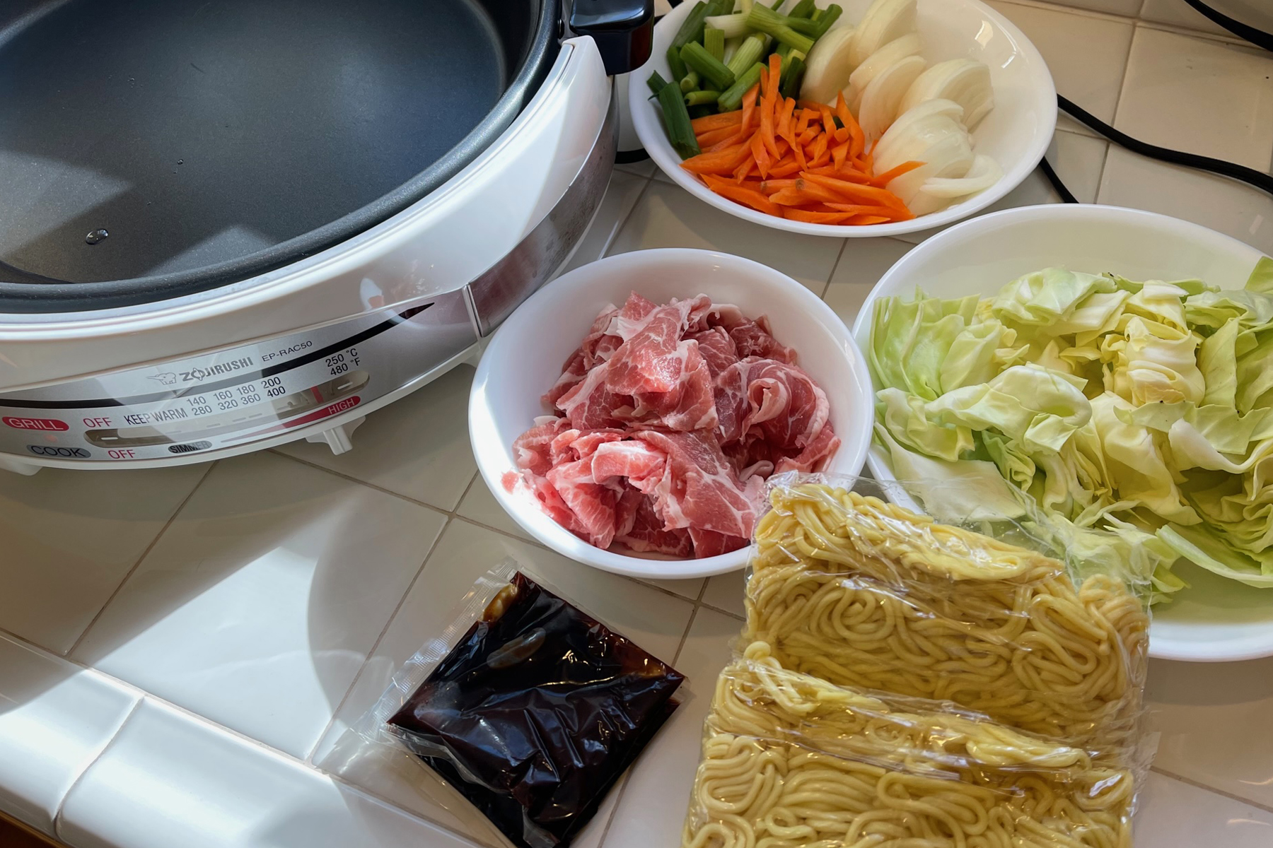 https://www.zojirushi.com/blog/wp-content/uploads/2023/03/yakisoba-kit.jpg