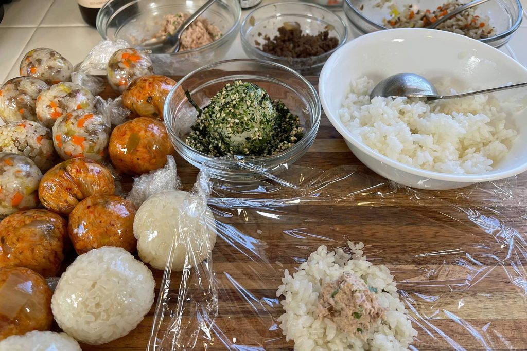Making Korean Style Riceball Jumeokbap