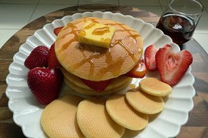 hotcakes on plate