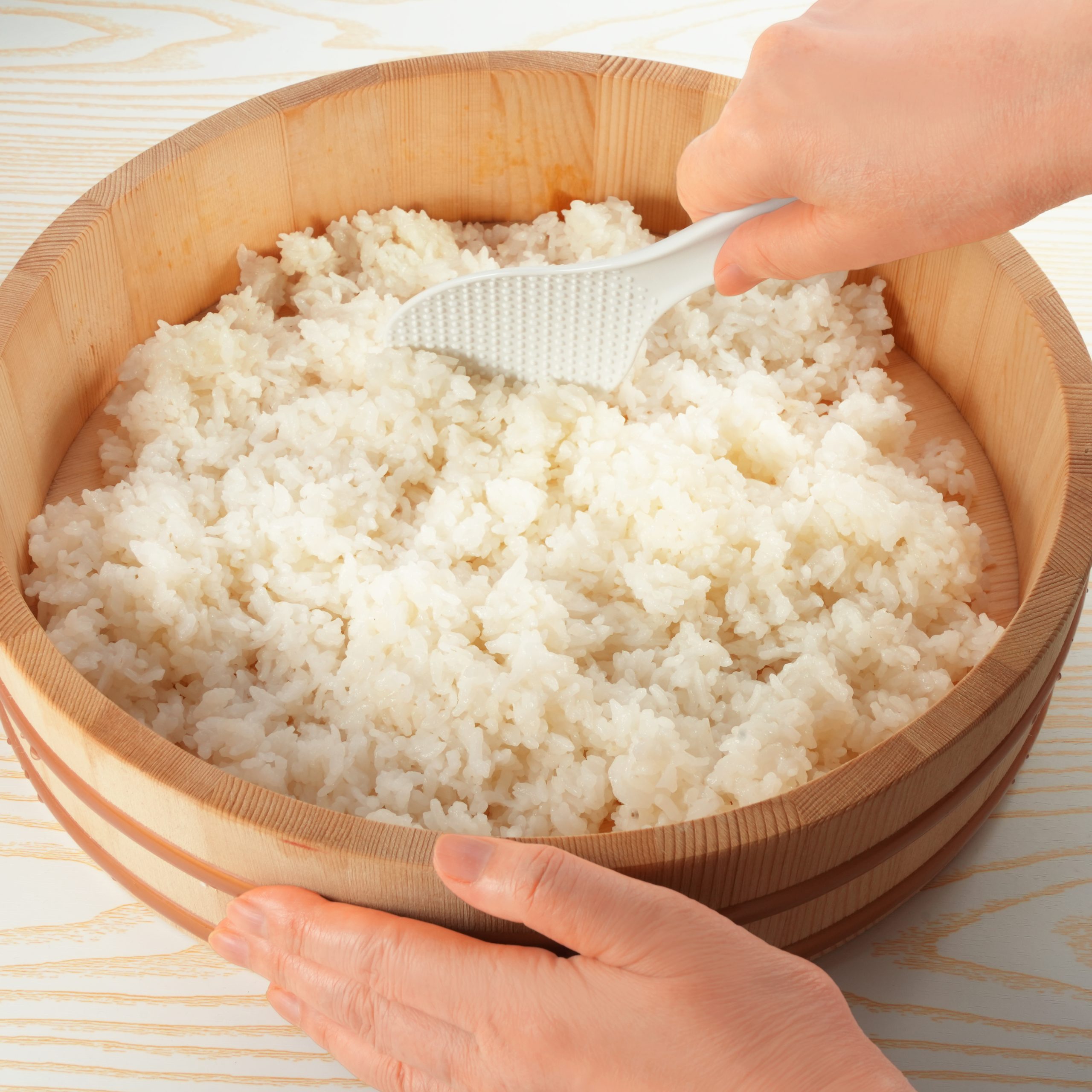 Making sumeshi in a wooden bowl