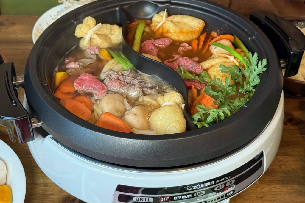 Yin Yang pot with 2 kinds of hot pot