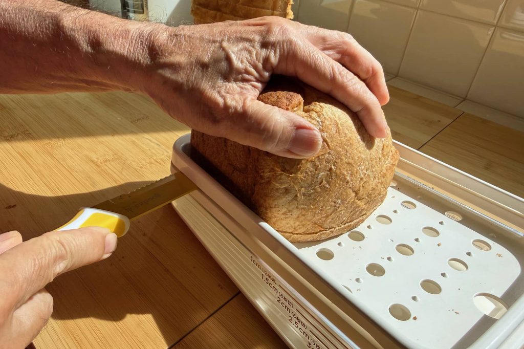 slicing bread with breadknife and slicing device